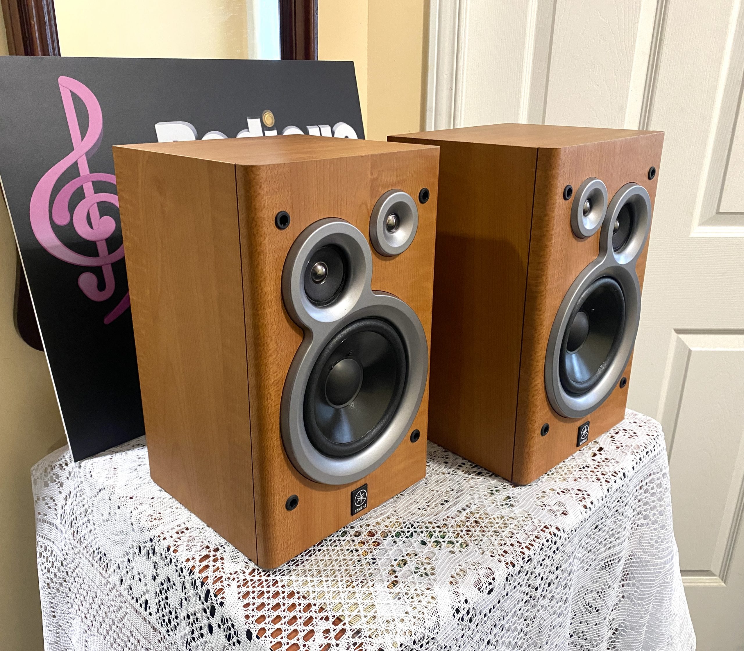 Attractive Yamaha 3-Way Bookshelf Speakers in Cherry NX-GX505