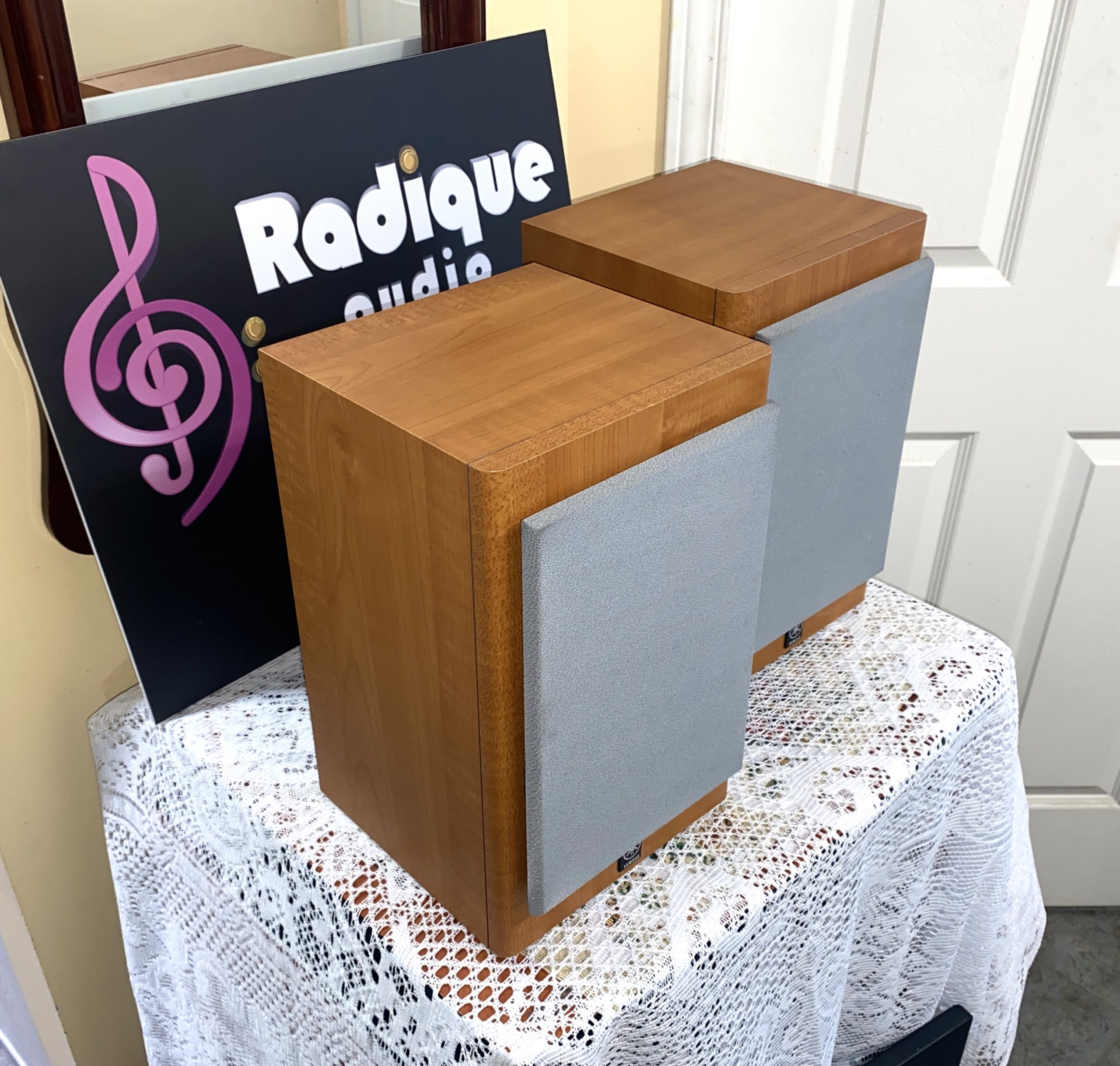 Attractive Yamaha 3-Way Bookshelf Speakers in Cherry NX-GX505