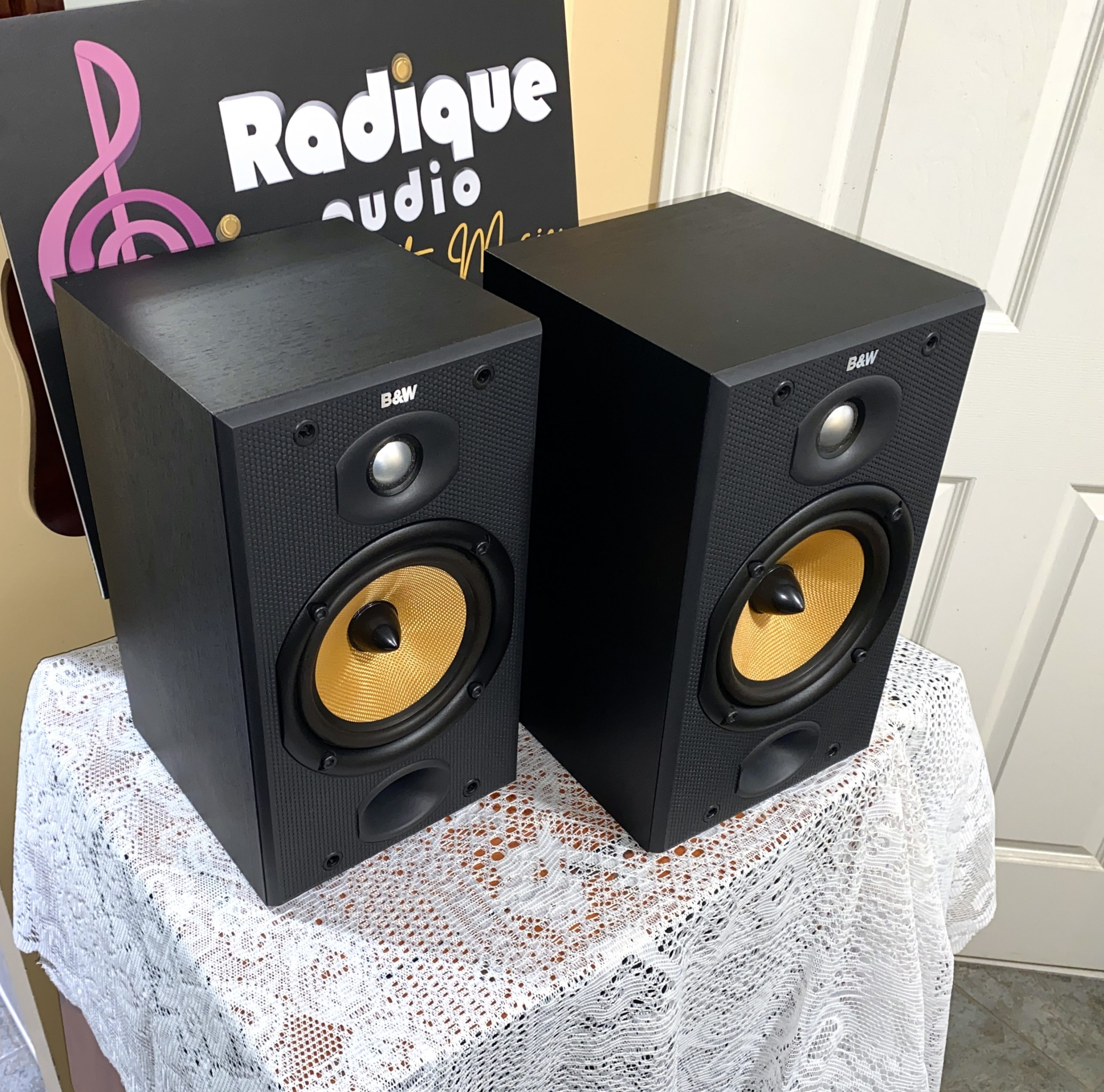Quality B&W Bookshelf Speakers DM601 S2 - Radique Inc