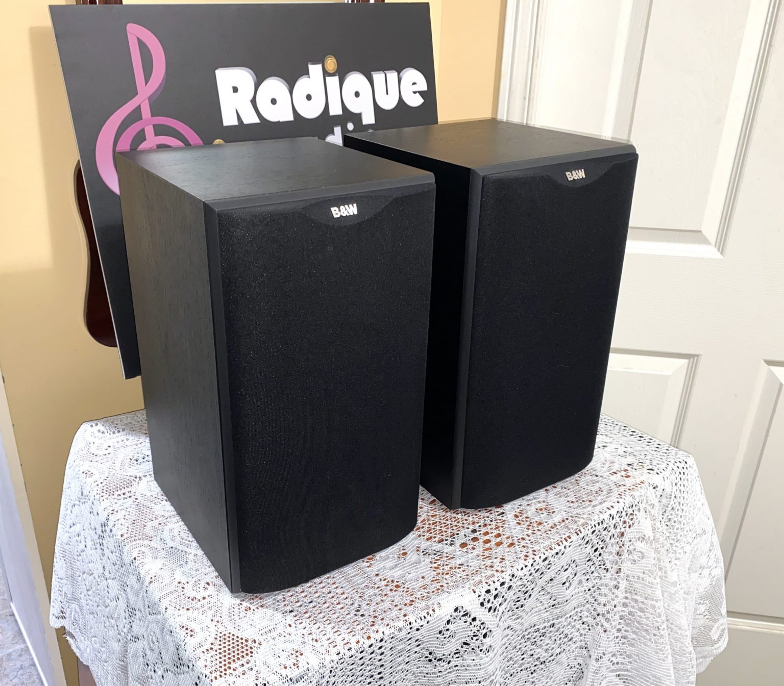 Quality B&W Bookshelf Speakers DM601 S2 - Radique Inc