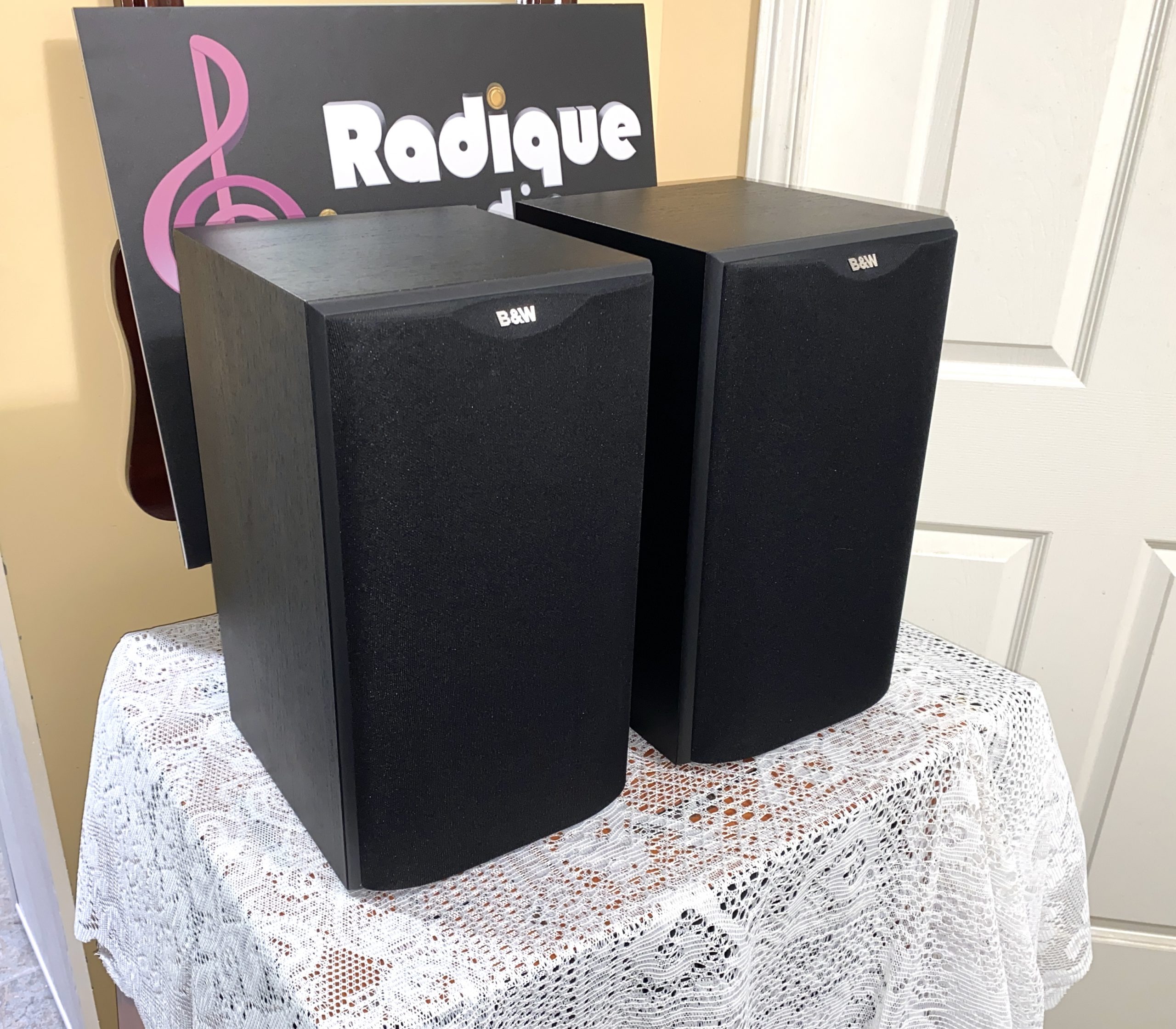 Quality B&W Bookshelf Speakers DM601 S2 - Radique Inc