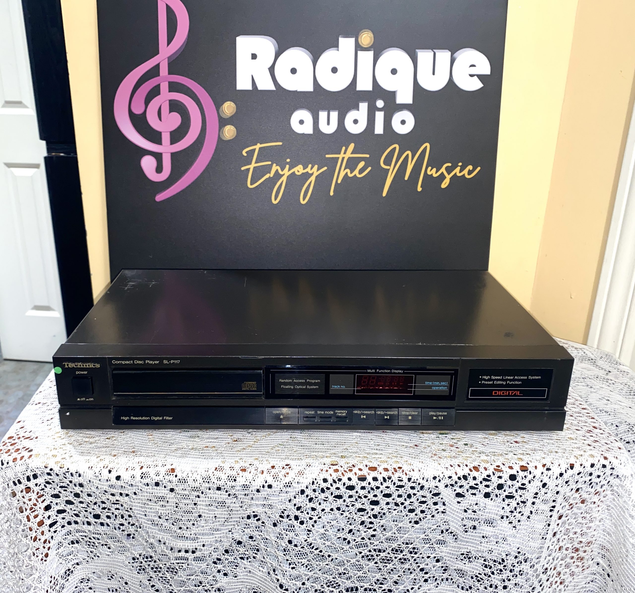 Technics Single Disc CD Player, Made in Japan SL-P117 - Radique Inc