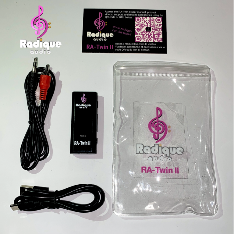 Contenu de la boîte du RA-Twin II : le RA-Twin II, un câble double RCA vers 3,5 mm, un câble de recharge USB-C, la carte avec code QR et la pochette Radique Audio