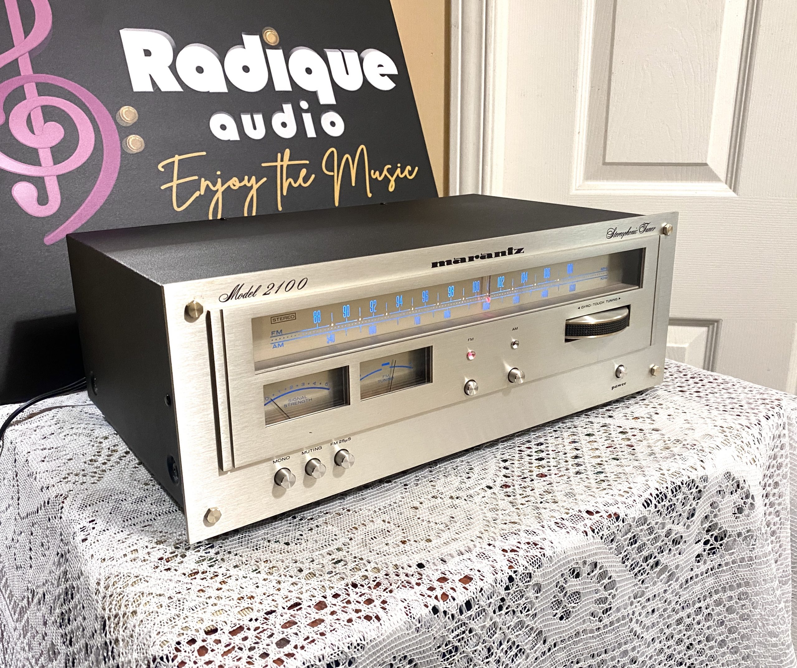 Japanese-Made Marantz AM/FM Stereophonic Tuner 2100 - Radique Inc