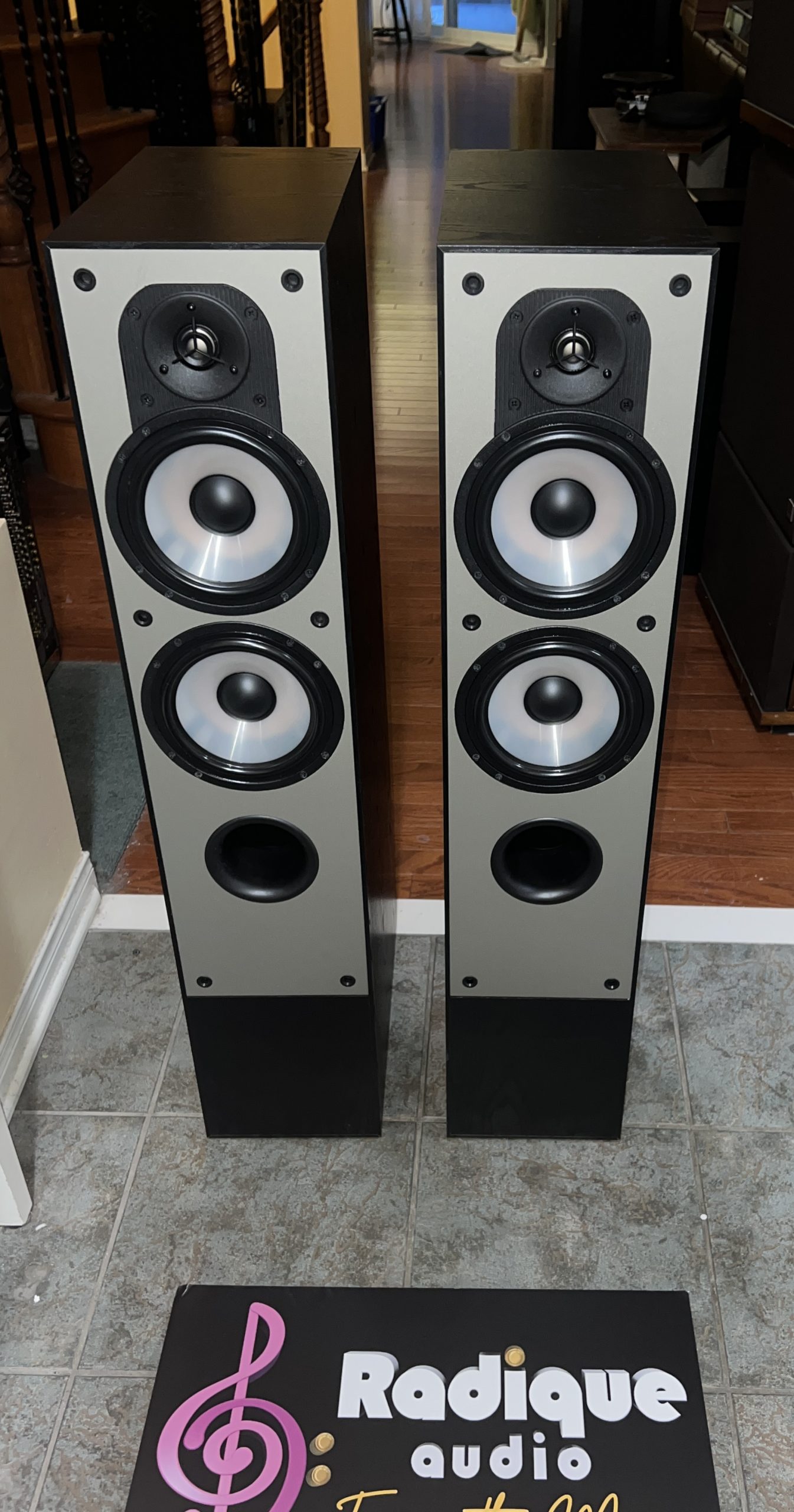 Paradigm Monitor 7 v2 1 Paradigm Monitor 7 v2 Tower Speakers - Made in Canada - Image 1