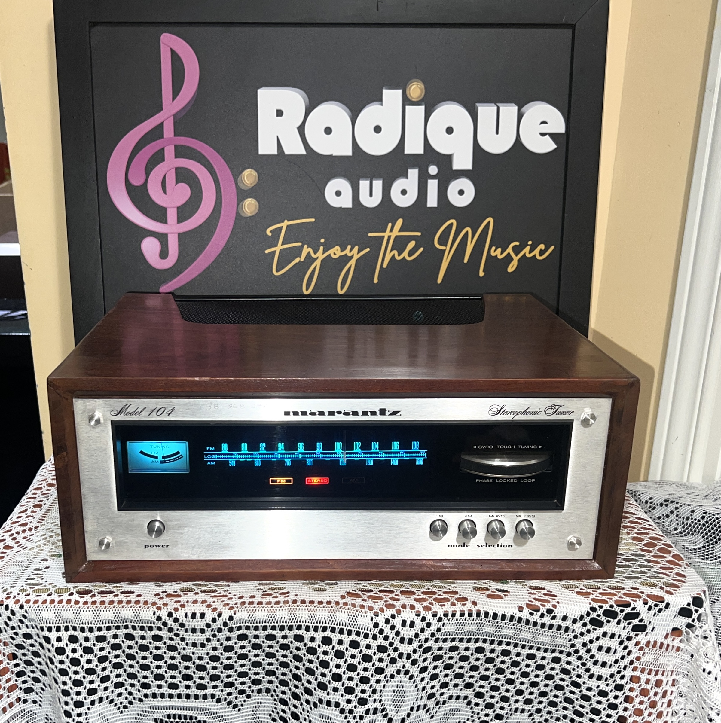 marantz model 104 walnut 1 Marantz Model 104 AM/FM Tuner – Made in Japan, Walnut Case - Image 1
