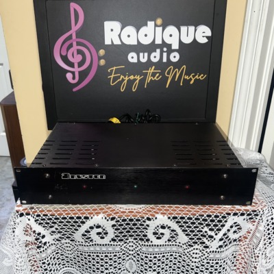 Bryston 2B stereo power amplifier, black brushed front panel with the Bryston logo and indicator lights