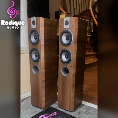 Focal Chorus 714V towers turned to show the slim Light Walnut side panels alongside the exposed drivers