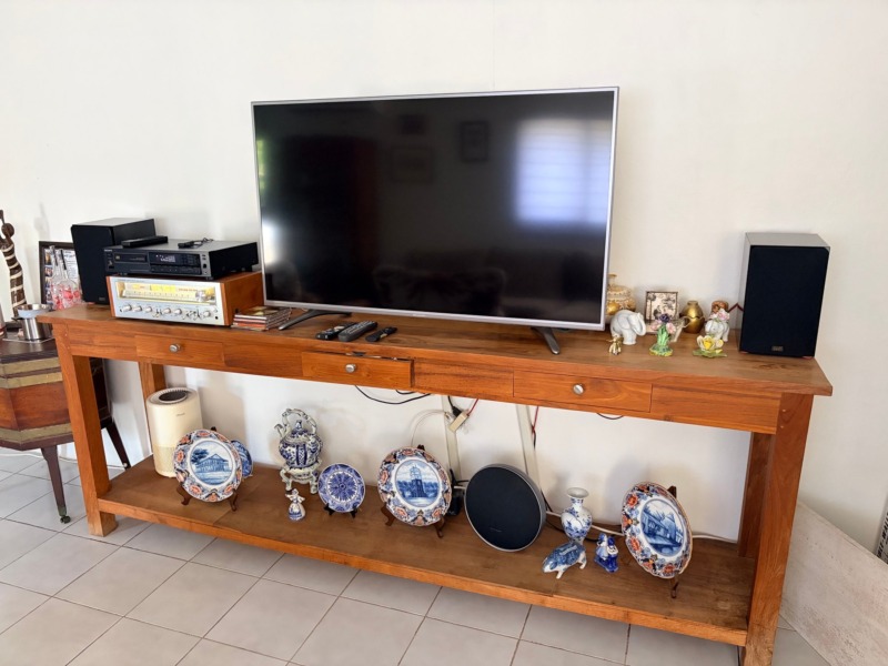 Lewis v.R.’s Pioneer SX-750 in a Radique cherry cabinet with NHT speakers, in Aruba