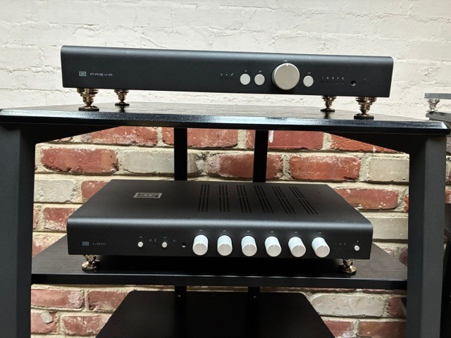 Marcello R.’s preamp and DAC stacked on a black equipment rack against a brick wall