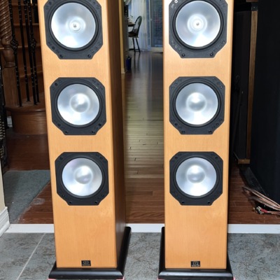 Monitor Audio Silver S8 floorstanding speakers in Warm Beech veneer, grilles off to show the gold dome tweeter and three silver C-CAM cones