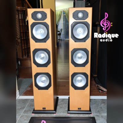 Monitor Audio Silver S8 floorstanding speakers in Warm Beech veneer, grilles off to show the gold dome tweeter and three silver C-CAM cones
